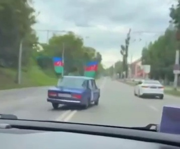 В Саратове лихачи с флагами Азербайджана устроили свадебный дрифт